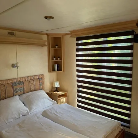 Campeggio Miedzy Nami Nad Jeziorem