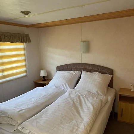 Miedzy Nami Nad Jeziorem Camping *